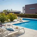 Vivi Rent - Old Olive Vii Villa